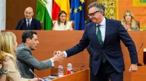Juanma Moreno (i), candidato a la presidencia de la Junta de Andalucía, saluda al portavoz de Vox en el Parlamento andaluz, Manuel Gavira (d).