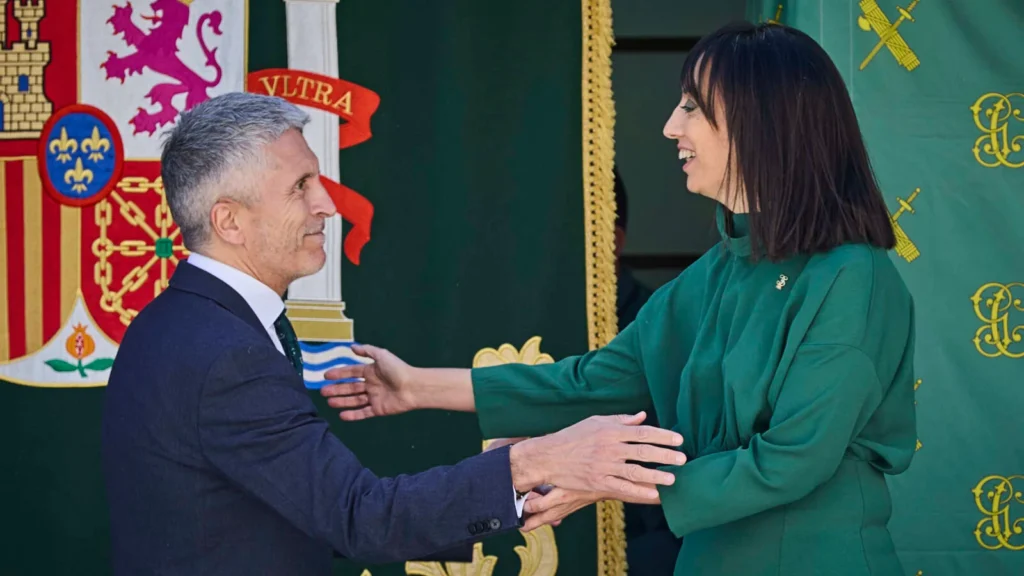 El ministro del Interior, Fernando Grande-Marlaska, junto a la directora de la Guardia Civil, Mercedes González.