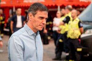 El presidente del Gobierno, Pedro Sánchez, en el Puesto de Mando Avanzado de la zona afectada por los incendios forestales de la sierra oeste.