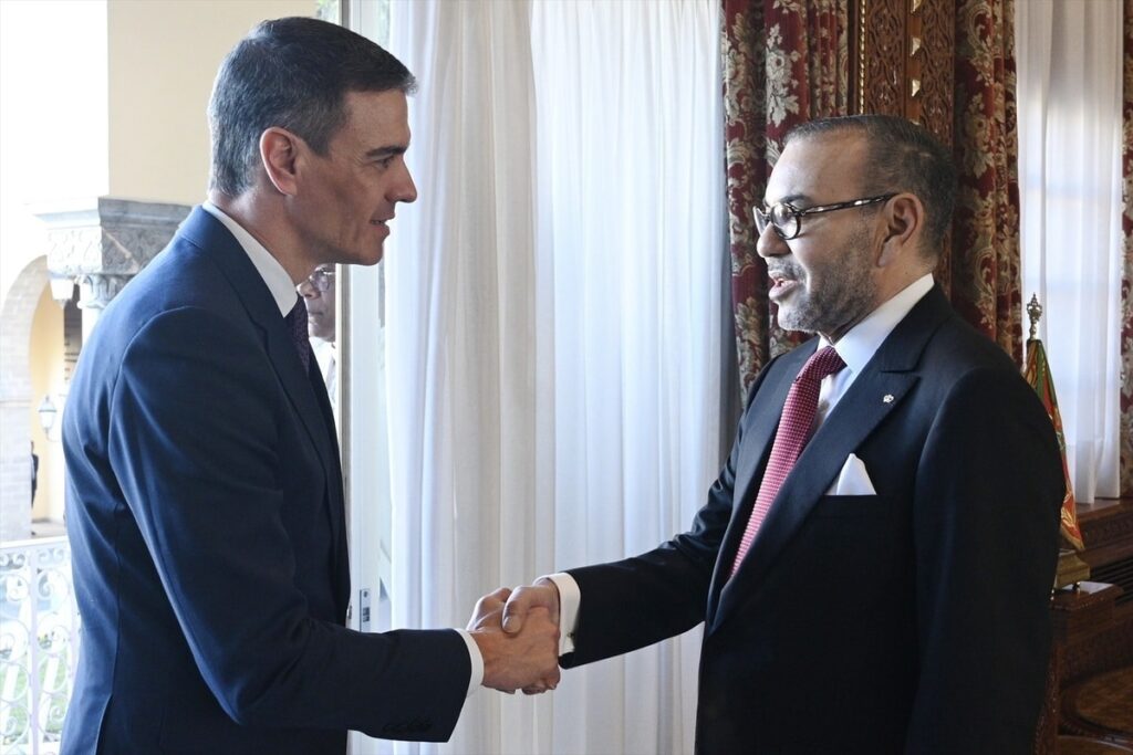 El presidente del Gobierno, Pedro Sánchez, y Mohamed VI.